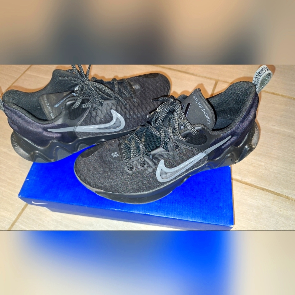 Mens basketball sneakers